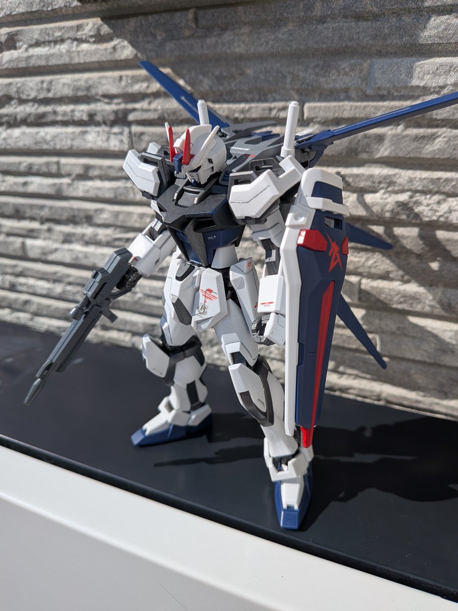 yp_gpm's tweet photo. EGエールストライクでけたっ！
なんかアムロの機体になってもた。
 #ガンプラ https://t.co/AcAgsn8Y8o