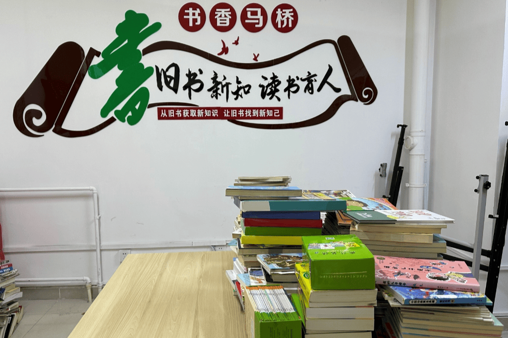 Sandrinka82's tweet photo. Tidied my old book shelf today—donate the books I’ve read to the community library, making space for new finds u0026 clearing mental clutter too! https://t.co/YXLVl7CTOu
