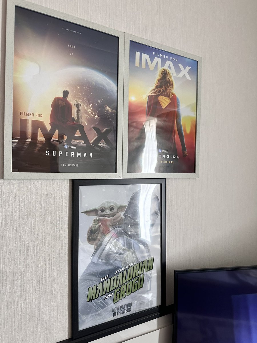 どなたかが、スーパーマンとスーパーガールのIMAXポスターを並べてるの