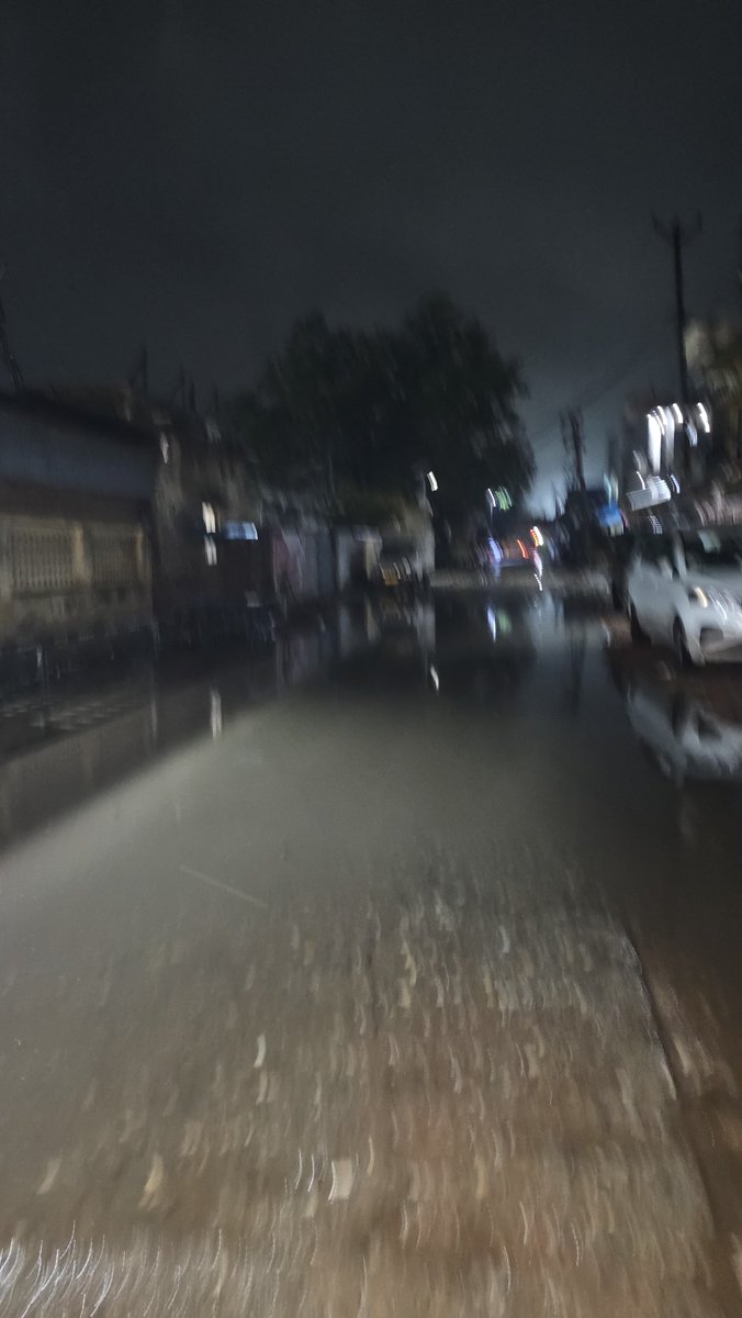 kunwaranuj321's tweet photo. खुर्जा जंक्शन रेलवे रोड पर जलभराव की गंभीर समस्या बनी हुई है। सड़क पर पानी भरा हुआ है और इसे देखने वाला कोई नहीं है। साथ ही रेलवे रोड पर बनी नाली कूड़े-कचरे से जाम हो चुकी है, संबंधित विभाग से अनुरोध है कि कार्यवाही करें @drmprayagrajnc @CPRONCR @gmncr1 @AshwiniVaishnaw https://t.co/iEQk0tMsZR