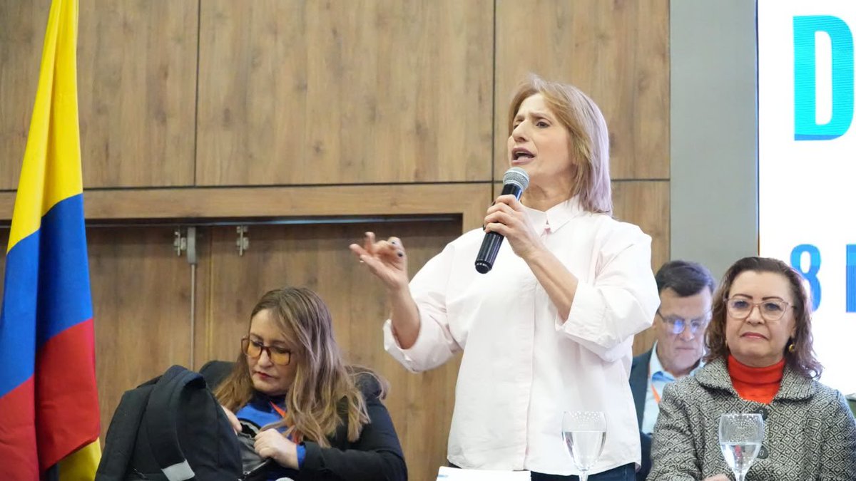 MariaEugeniaLo's tweet photo. Hoy acompañé el Plenario de Juntas Directivas de Fecode. Ratificando nuestro compromiso por la defensa de la Educación Pública y los derechos del magisterio. 
Acompañaremos a los maestros y maestras en sus propuestas y movilizaciones. Desde el Senado protegeremos lo que hemos ganado y no dejaremos pasar reformas que nos hagan retroceder.
¡La escuela es territorio de paz!