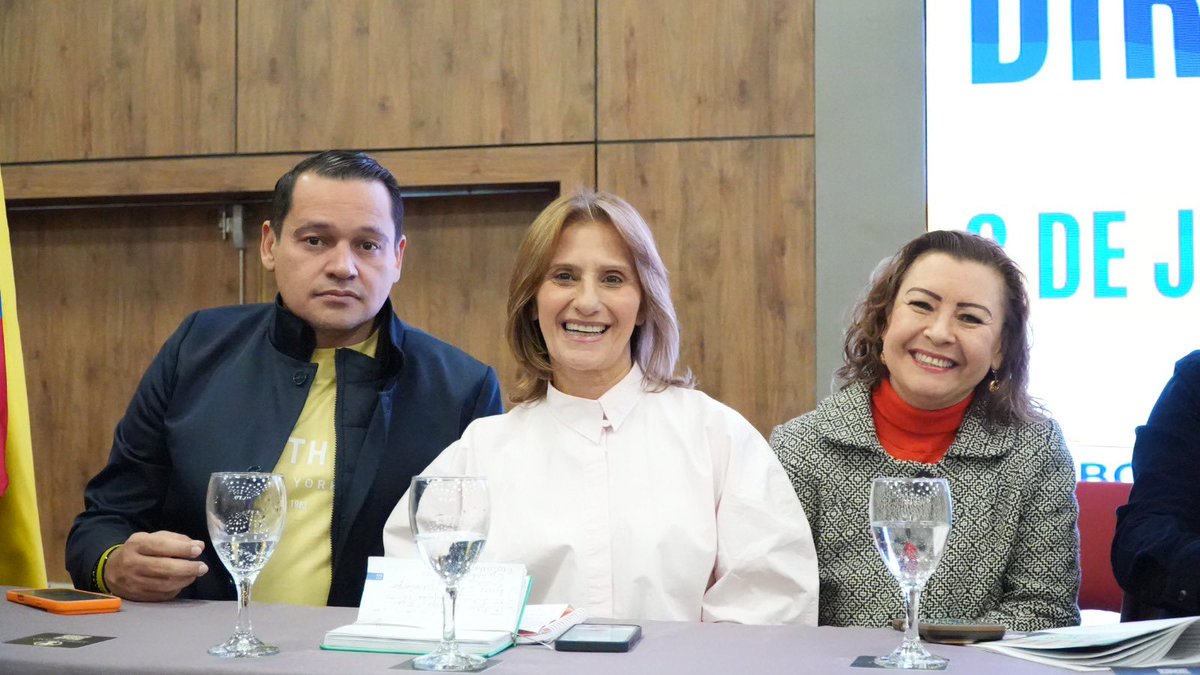 MariaEugeniaLo's tweet photo. Hoy acompañé el Plenario de Juntas Directivas de Fecode. Ratificando nuestro compromiso por la defensa de la Educación Pública y los derechos del magisterio. 
Acompañaremos a los maestros y maestras en sus propuestas y movilizaciones. Desde el Senado protegeremos lo que hemos ganado y no dejaremos pasar reformas que nos hagan retroceder.
¡La escuela es territorio de paz!