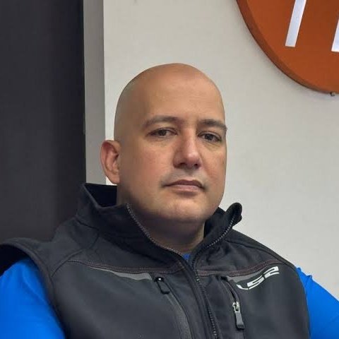Hender_Lo's tweet photo. Cuando hablemos de periodistas de verdad, con clase, con ética y profesionalismo; Hablemos de #SeirContreras y @rcamachovzla . Sin importar el peligro, la hora, el lugar y los riesgos que puedan tener, estan ahí. Desde el día 1 estuvieron en la #Guaira y mostraron la VERDAD. 🇻🇪 https://t.co/YmiFNm0qDo