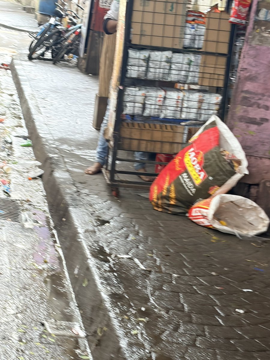 Smita073's tweet photo. Entire footpath encroached by shopkeepers complaint many times no resolution from @mybmc @mybmcWardFS 
School is nearby during peak don’t find place to walk are we waiting for accident to happen ?
Add : Canara bank near R m Bhatt high school 400012 Parel https://t.co/wgoWe6E2eM