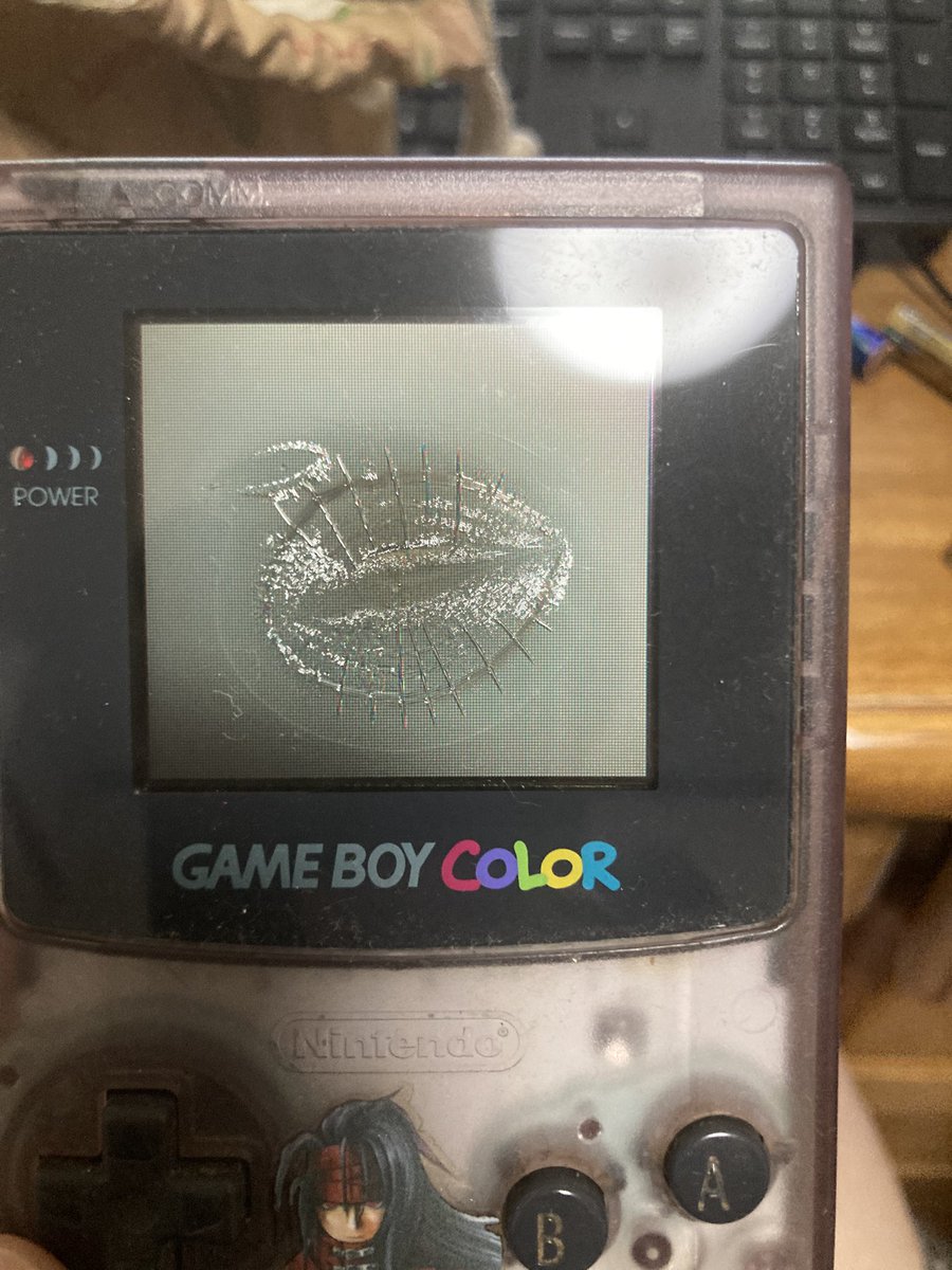 wankais_manga's tweet photo. 20年振りにゲームボーイ出したら、
知らん間に誰かにキスされて画面割れてた https://t.co/cTBfvr0LW1