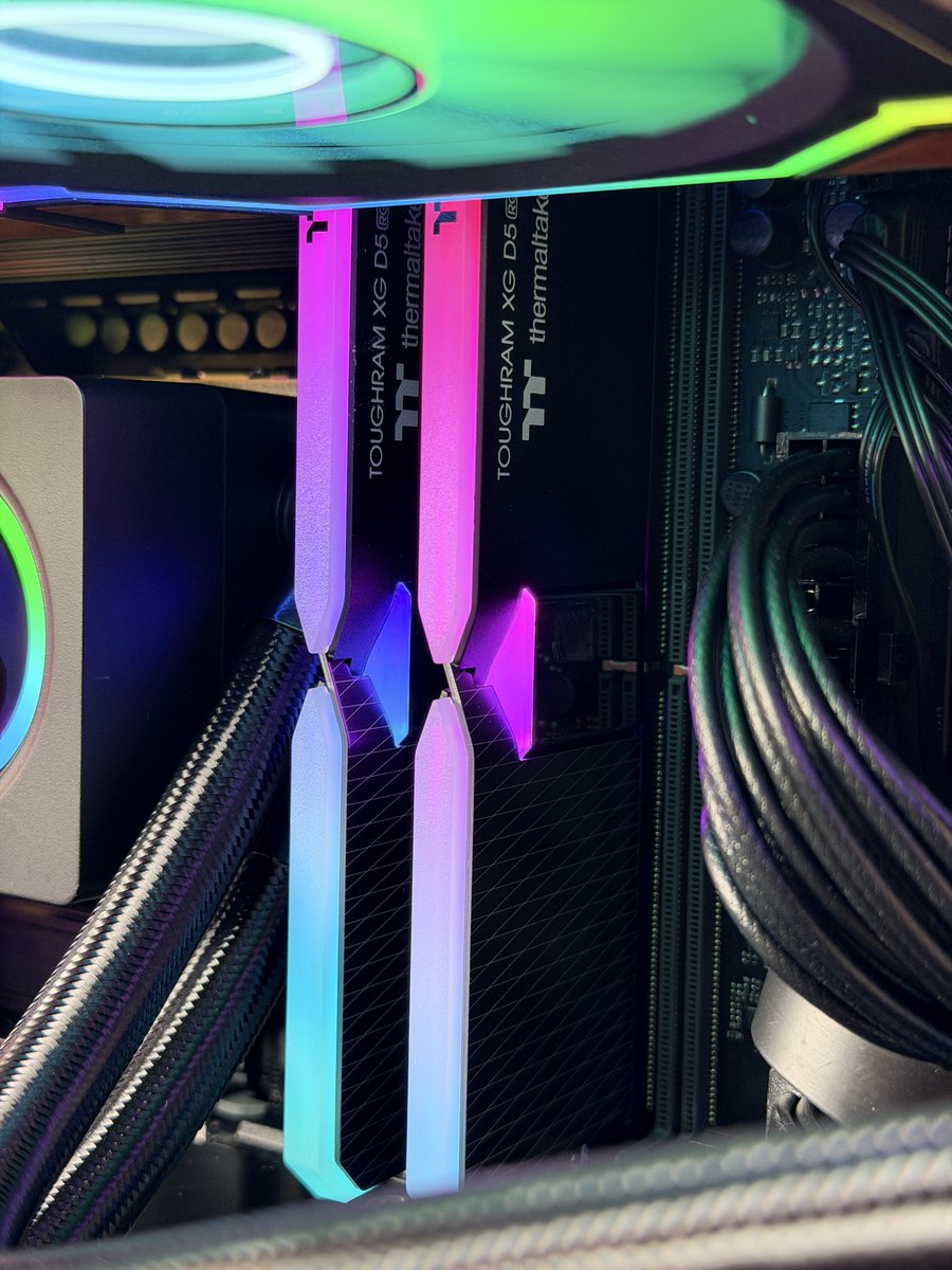 ThermaltakeInc's tweet photo. Power up your next build with TOUGHRAM XG RGB D5 π©·
Designed for high speed performance and stunning RGB lighting, it delivers the perfect balance of style and reliability for gaming and content creation.
#Thermaltake #TOUGHRAMXGRGBD5 #MemoryDDR5 #ThermaltakeGaming #PCGaming https://t.co/2yjp5vkV5M