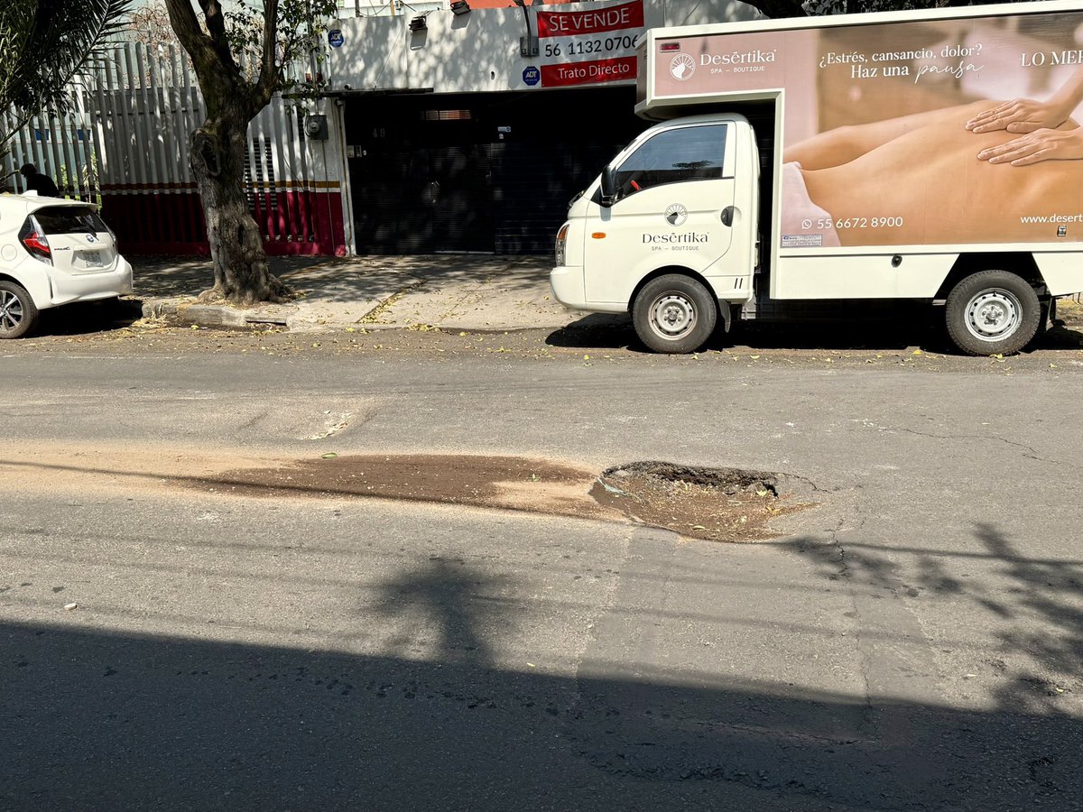 PuasGamboa's tweet photo. @ReportandoCDMX1 @LuisMendozaBJ @AccionesBJ @PulsoNonoalcoBJ Patricio Sanz y xola y nada después de 2 o 2 meses y medio y no saben qué tan grande está y ni hacen nada los pinches weyes de la @BJAlcaldia https://t.co/QaezXFz7cC