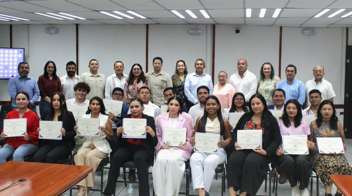 INE_TABASCO's tweet photo. El Vocal Ejecutivo, Gregorio Aranda Acuña y el VCEyEC, Daniel Santos Montalvo asistieron a la Clausura de la 1a generación de la Escuela de Participación Ciudadana para Juventudes de Tabasco del #IEPCT, que estuvo apadrinada por el Consejero Electoral, Jorge @Montano_Ventura https://t.co/ETtV8n7PlV