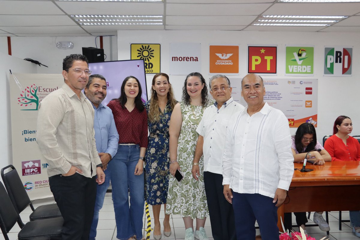 INE_TABASCO's tweet photo. El Vocal Ejecutivo, Gregorio Aranda Acuña y el VCEyEC, Daniel Santos Montalvo asistieron a la Clausura de la 1a generación de la Escuela de Participación Ciudadana para Juventudes de Tabasco del #IEPCT, que estuvo apadrinada por el Consejero Electoral, Jorge @Montano_Ventura https://t.co/ETtV8n7PlV