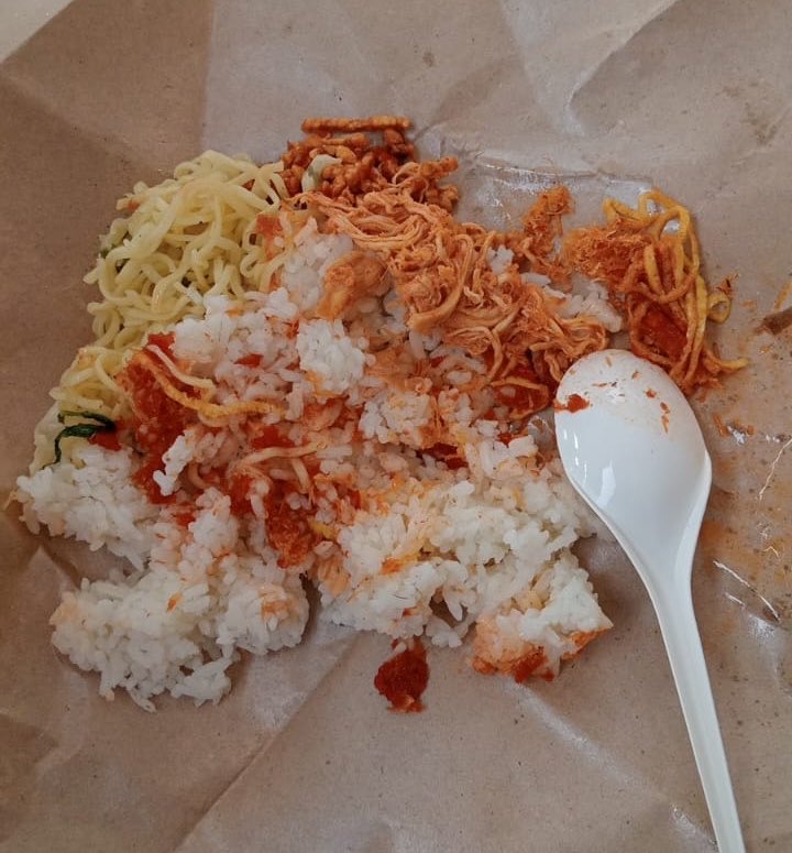 raesyra's tweet photo. sarapan pagi hari ini ditemani dengan nasi uduk🍚

segini 8 ribu, menurut kalian worth it ngga? https://t.co/UAEb3XDFdf