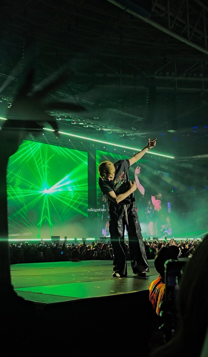 nikigotico's tweet photo. bloodsaga tour niki gotico camera top fotos farmadoras de aura infinita https://t.co/mJnNAeq9lB