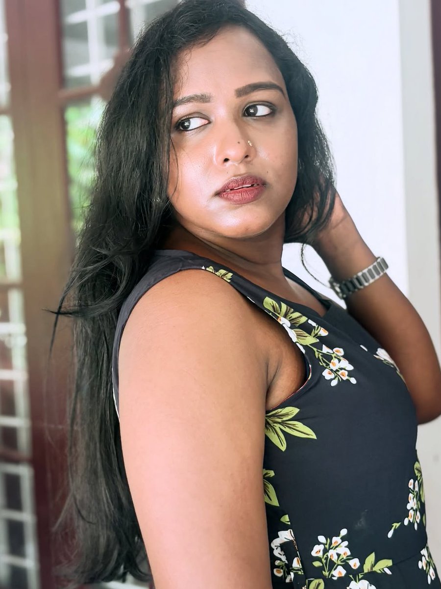 Kaavya_official's tweet photo. Dusky beauty Poses in sleeveless🤎🥵 Especially 4th pic 🔥 https://t.co/qDMeLgLZeL