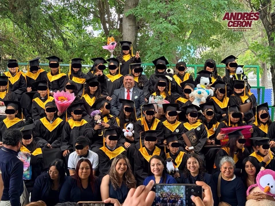 AndresCeronPueb's tweet photo. 🧑‍🎓🎓Padrino de Generación de las y los graduados de la Primaria Emperador Moctezuma, a quienes les pude compartir un mensaje donde les pido luchen por sus sueños.

Siguiendo los consejos de nuestro Gobernador Alejandro Armenta, trabajemos #PorAmorAPuebla🫶🏼

#AndresCeronRegidor🤝🏽 https://t.co/zrueJjdJD2
