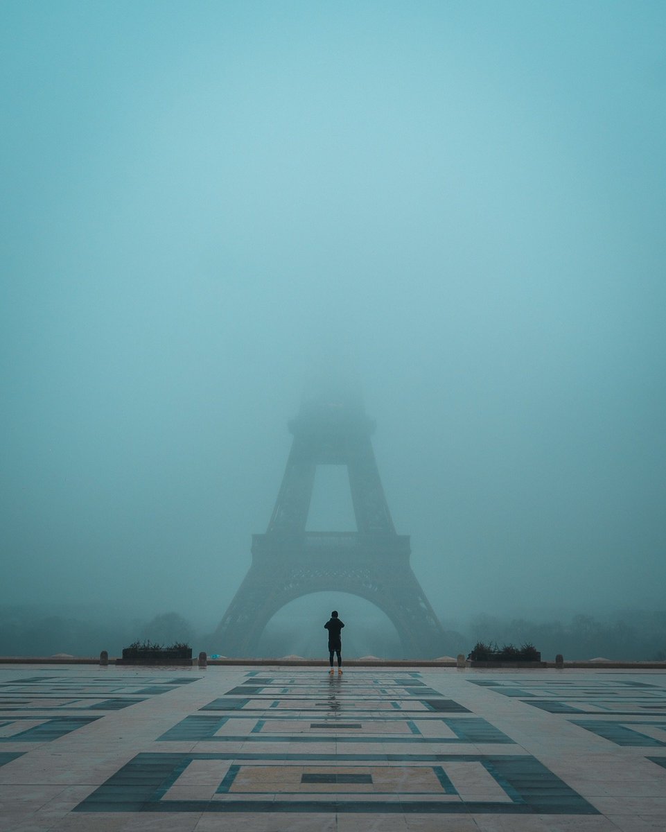 visualsofearth1's tweet photo. Eiffel Tower wrapped in Parisian fog. https://t.co/pEKTWkd4YY