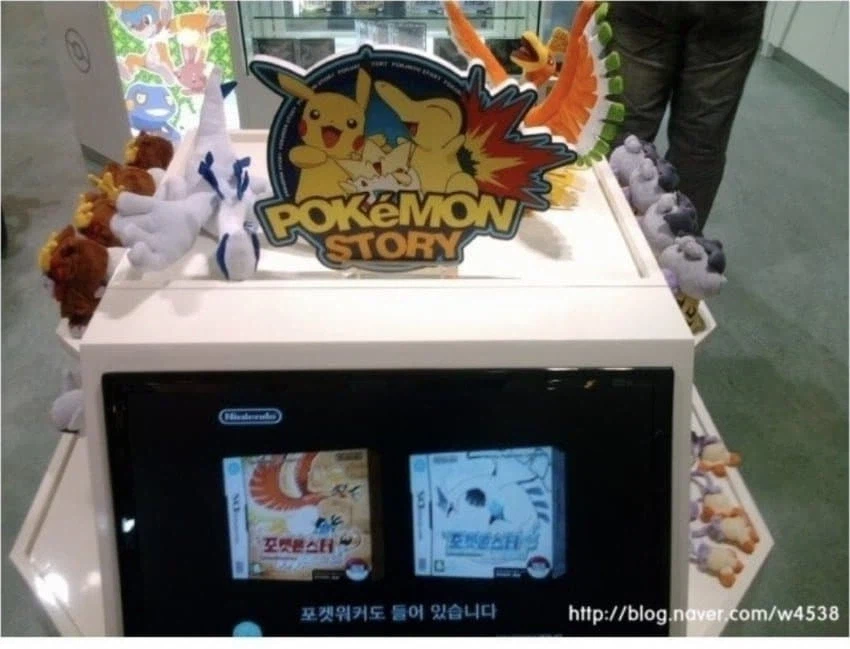VCJustinChoi's tweet photo. 지금으로부터 15년 전, 사실 한국에서 유사 포켓몬 센터 같은 곳이 서울 (명동), 부산 (센텀시티)에 오픈한 적이 있긴 했습니다.

허나 당시 오프라인에서 굿즈 사는 문화가 지금처럼 활발하지 않은 시기, 애니메이션을 애들이나 보는 문화로 배척하던 시대라 2년만에 문을 받은 뼈아픈 과거가.. https://t.co/ppumlKlWBv