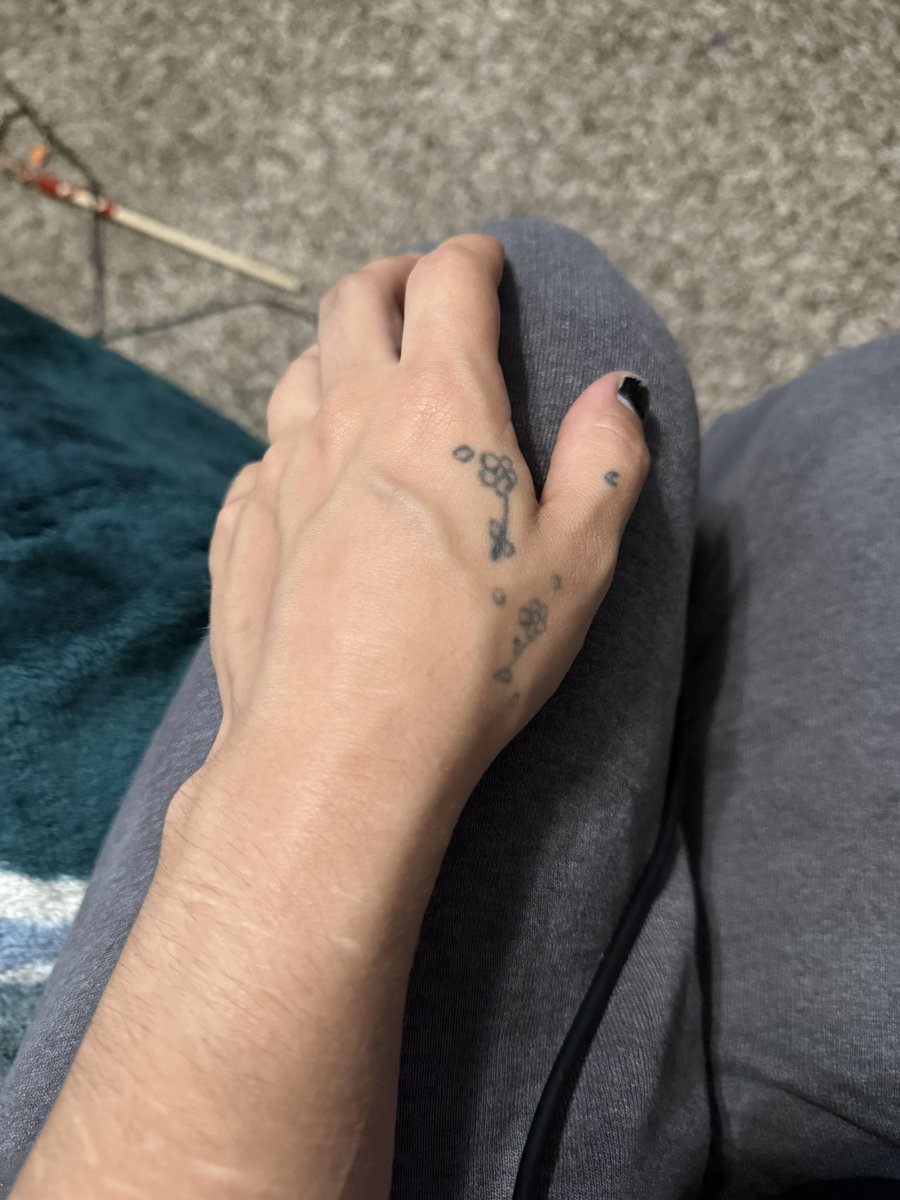 boymeetszaa's tweet photo. Veiny hands for tn and im abt to get stoned, LETS GO  #ftm #gay #mlm #nsfw #nsfwtwt https://t.co/SmHEXOOnXi
