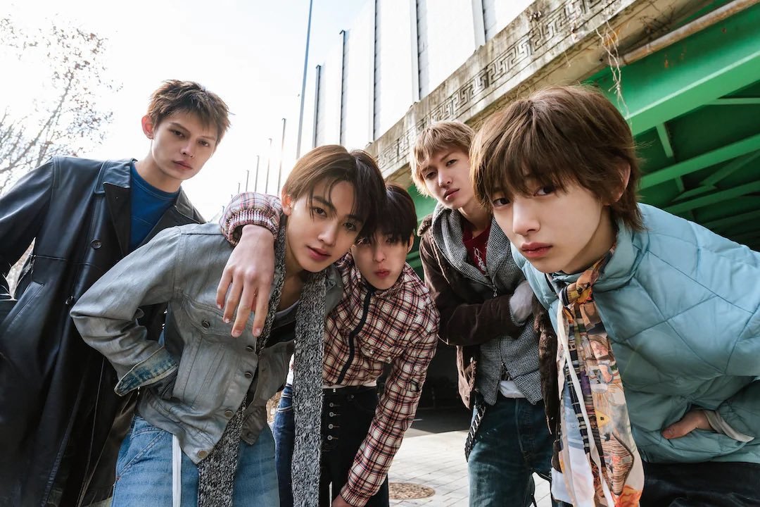 HYBE_Chart's tweet photo. HYBE 5th gen groups with the highest total Circle Chart album sales.

1. @BOYNEXTDOOR_KOZ : 7 Million
2. @cortis_bighit : 5 Million
3. @TWS_PLEDIS : 5 Million
4. @ILLIT_official : 3 Million https://t.co/kzkFPZ8j7T