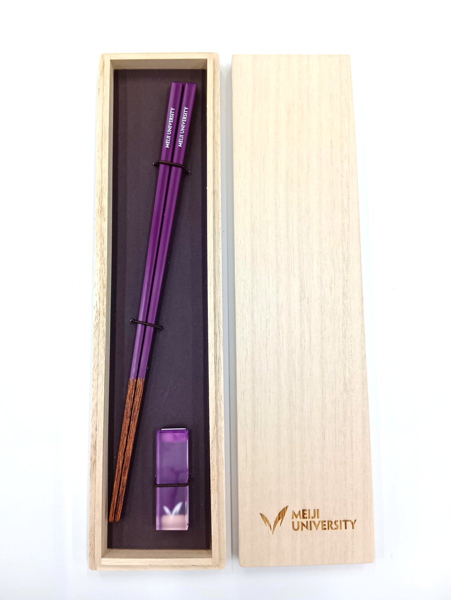 meidaigoods's tweet photo. ▲新商品情報▲

◇明治大学 天然木箸・箸置きセット ￥3,500(税込)

箸には大学ロゴ、箸置きにはシンボルマークをあしらった、明治大学オリジナルの箸・箸置きセットが登場🎉
日常使いはもちろん、記念品や贈答用にもふさわしい一品です✨

https://t.co/Tm7s0TWjyh

#明大グッズ　#箸・箸置きセット https://t.co/hbjSay7PBk