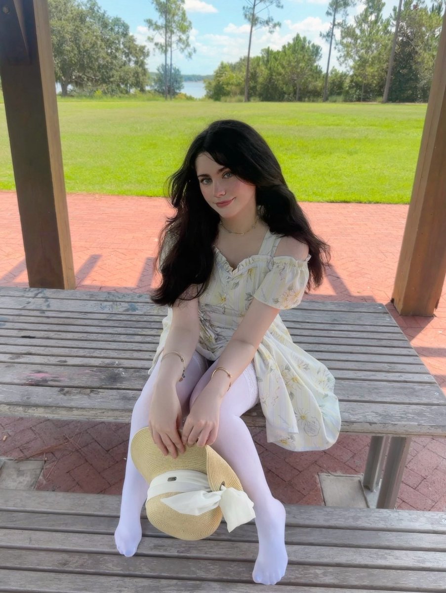 adinascozylife's tweet photo. summer 🌻 https://t.co/5pXuLq6hJX