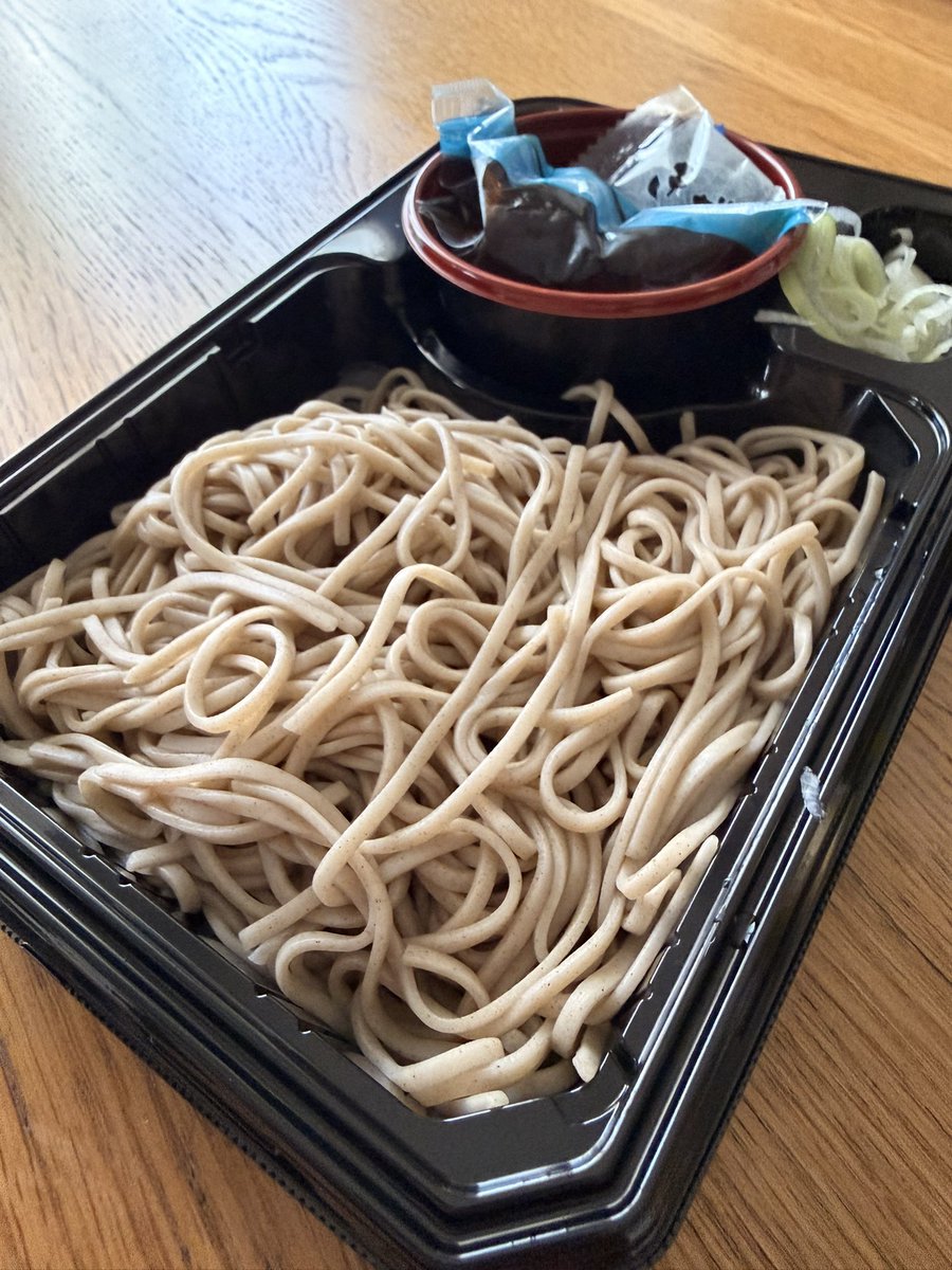 zooguitars's tweet photo. 本日も「蕎麦食って仕事」な訳だが、まいばすの198円の蕎麦も、蕎麦屋の知人に頂いたプロの麺つゆで食べると別格の味わい。

蕎麦粉より小麦粉の方が多い麺（笑）でも、つゆの力でそれなりに化けてしまうのは驚き。つゆのポテンシャル恐るべし。ご馳走様でした
#蕎麦食って仕事 https://t.co/KrOTO3PxPT