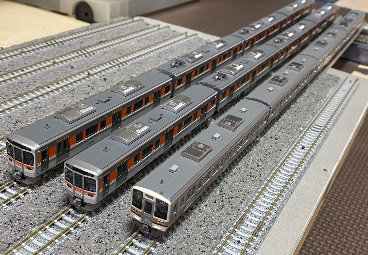 chubudaitekken's tweet photo. 【ご報告】
211系5000番台を部車として増備いたしました！
せっかくなので315系3000番台と並べて撮影してみました！  
今後、当会のイベントなどで走らせられたらいいなと思っています。 https://t.co/nGyZJw1myc