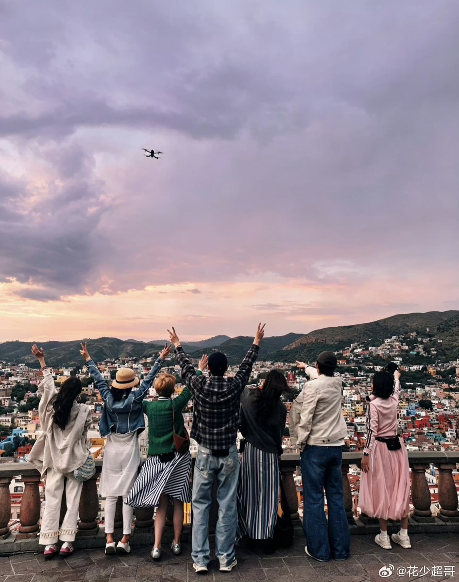 WangXingyueFans's tweet photo. Divas Hit the Road 8 Director updates his Weibo with:
“When the "Divas Hit the Road" crew meets "Coco," it's probably like this”

[they are in Guanajuato 🇲🇽]

#WangXingyue #DivasHittheRoad8 https://t.co/lSs5dfW5gJ