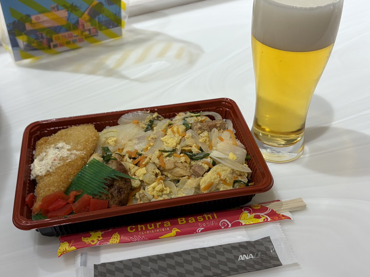mss_eagles's tweet photo. 配給🍺と何でも乗せちゃう沖縄弁当　ずっと車運転してたこの沖縄は初飲酒　楽しかった帰りたくないアナじゃなくてｴｰｴﾇｴｰで帰るよ https://t.co/O7ZVbr5eJE