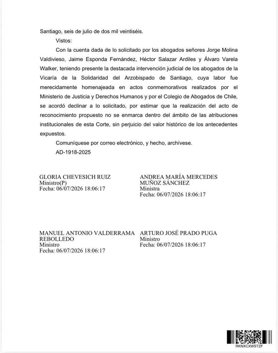 FernandoLealA's tweet photo. VERGÜENZA. Corte Suprema niega una sesión extraordinaria de reconocimiento de los 50 años de creación de la Vicaría de la Solidaridad.

Mientras la Vicaría defendía los DDHH de los perseguidos y se cometían crímenes atroces durante la dictadura, el @PJudicialChile miraba para el lado, rechazando cientos de amparos y dejando en la impunidad a los asesinos, violadores y torturadores agentes del Estado.

El art. 5 inciso segundo de la Constitución Política establece que es deber de todos los órganos del Estado respetar y promover los derechos esenciales reconocidos en tratados internacionales vigentes y ratificados por Chile.

Reconocer la labor de la Vicaria por el poder de nuestro Estado que imparte justicia, es justo y necesario, más allá de los reconocimientos realizados en otras instancias.

No basta decir que respetamos los tratados, los fallos de la @CorteIDH y que somos respetuosos de la memoria, cuando damos un portazo a quienes hicieron carne la defensa de los DDHH en las horas más oscuras de nuestra patria.