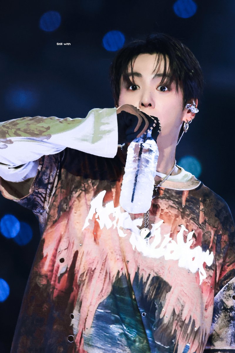 Stillwith_kJin's tweet photo. 🥤🩵
 #전정국 #JUNGKOOK https://t.co/2293mf10ox