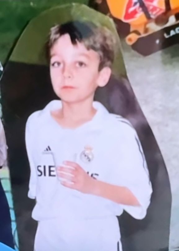 MercedesF1ARG's tweet photo. 🚨🚨 ATENCIÓN 🚨🚨

Según medios italianos, George Russell DEJARÍA Mercedes para convertirse en jugador del Real Madrid, equipo del cual es hincha desde chico.

Florentino Perez, presidente del club merengue, ya envió una oferta a Brackley para contratarlo.

📰 • Sky Italia https://t.co/ieNljrt9pu