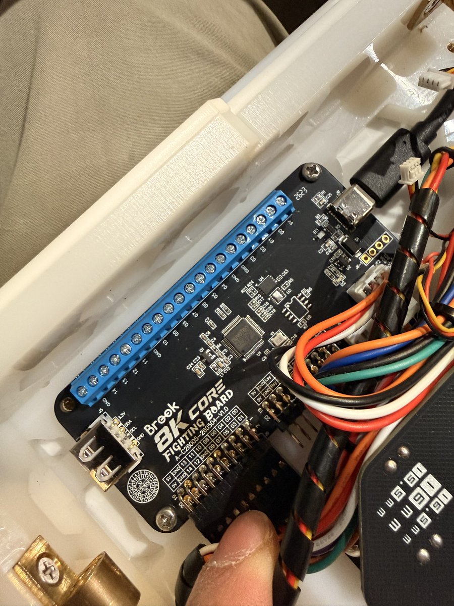 wazwuz's tweet photo. I got a prototype 8K PCB during #EVO26 from @brookgamingfans. I will testing it out and see if it the best for competitive usage 🫡. https://t.co/zTRfpdcVgZ