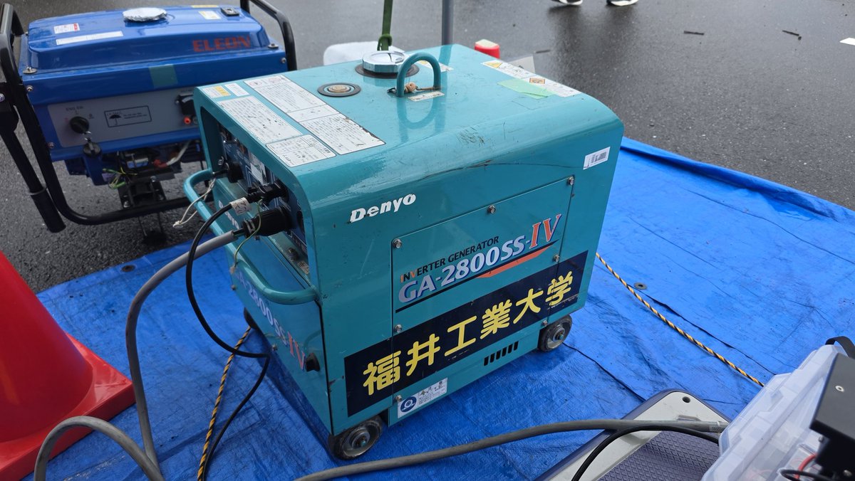 ait_krt's tweet photo. また、日曜日の午前中に高電圧バッテリーの充電を実施する際に当研究会で用意した発電機が不調だった際に福井工業大学学生フォーミュラプロジェクト（ @FUTFP2000 )様に発電機を貸していただき、無事に高電圧バッテリーを充電し日曜日も元気に走行を行えました！この度は誠にありがとうございました。 https://t.co/VYByXqAqIK