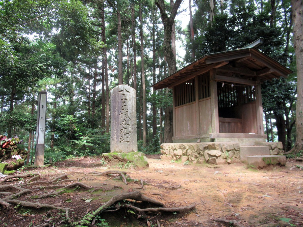castle_manabu's tweet photo. 北条氏照が築いた #八王子城 。
1590年(天正18年)、豊臣秀吉の小田原攻めの際に1日で落城しました。
本丸や松木曲輪、小宮曲輪は、城山の頂上に鎮座する八王子神社よりも高いところにあります。
#御主殿の滝 は先日、ツキノワグマが目撃されていますので、見学の際はご注意ください。 https://t.co/TM3ioQvrEm