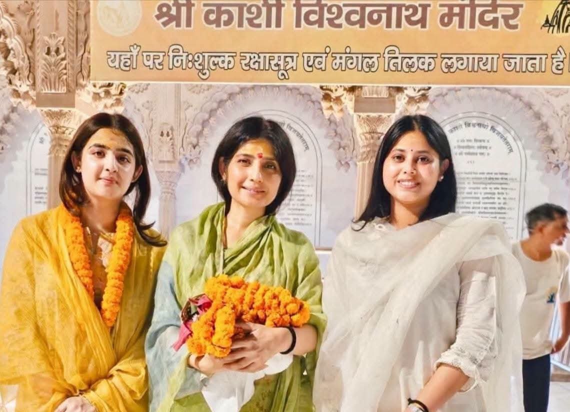 surajkann5006's tweet photo. मैनपुरी सांसद डिम्पल यादव जी और सांसद प्रिया सरोज जी ने काशी में बाबा विश्वनाथ मंदिर में दर्शन किए हर हर महादेव..
#dimpleyadav #PriyaSarojMP #samajwadiparty #mediacellsp https://t.co/4KgkanL2Ut