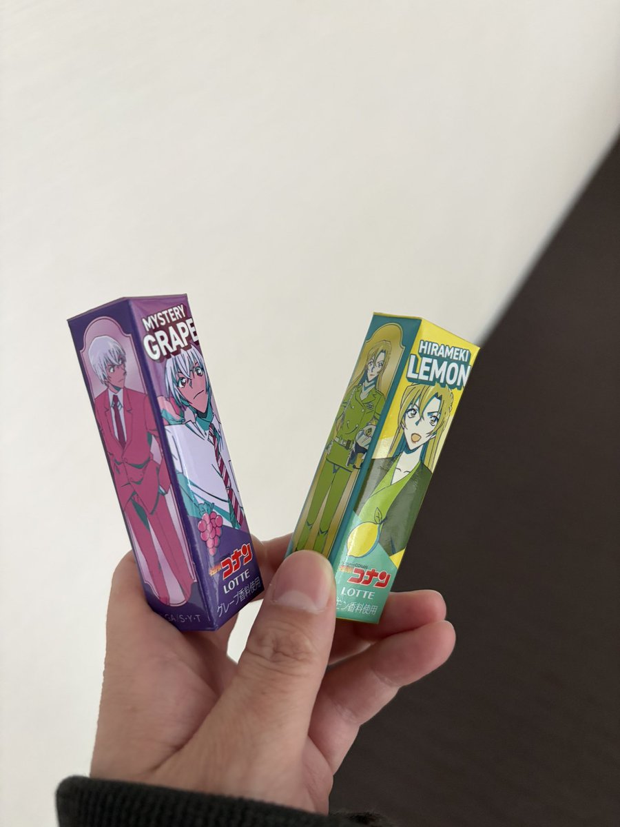 norikohta's tweet photo. 会社でオタクなガムが売ってたから買ってしまうよね。同じキャラが柄違いでレモンとグレープであるんだけど、レモンが食べたかったけど降谷が欲しいのでグレープも買うと言う… https://t.co/Sv4qDEzV9B
