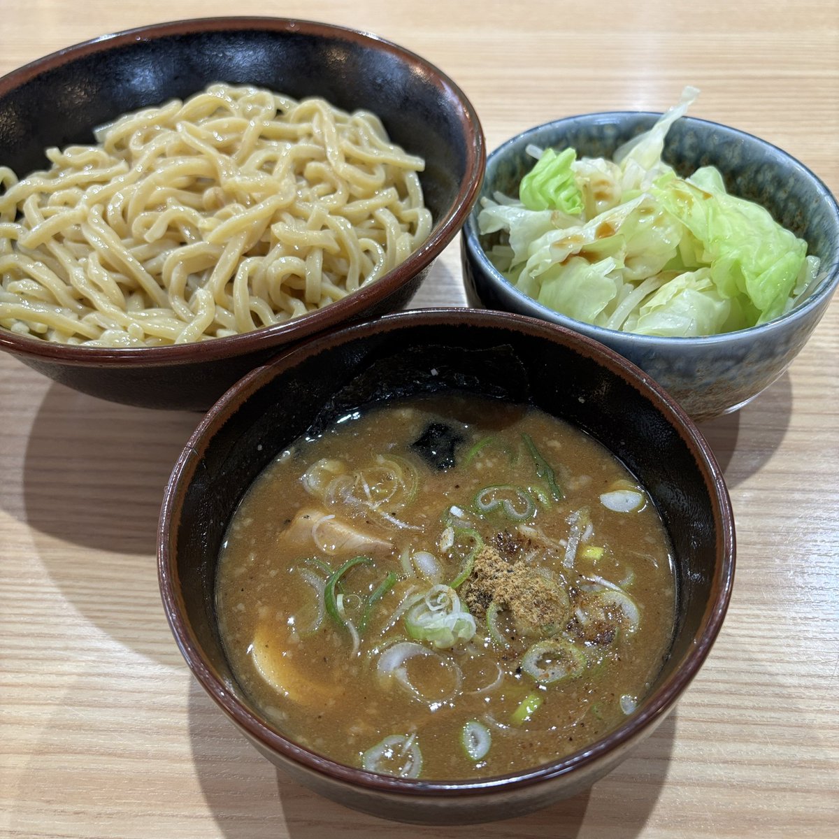 macchi_oops's tweet photo. 26杯目。職場近くランチ、つけ麺大盛550g
青葉系で安定のうまさ
麺は900gまで増量できたが、これで十分だな https://t.co/Pf8wc5F6CM