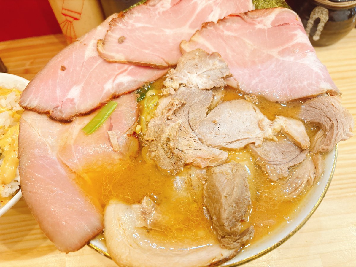 dayson4649's tweet photo. 浅草橋にて、麺家 笑の道🍜上特選ラーメン(大) ➕低温炭火肩ロースチャーシュー❌3➕ほろほろ腕肉❌3➕ライス(大)🍥

今日は🎂㊗️の日なのでお昼に現場近くの、笑(エミ)の道さんへ🦖🐾💨💨
エミネムだけに😂
🥩🥩🥩𝓗𝓪𝓹𝓹𝔂 𝓑𝓲𝓻𝓽𝓱𝓭𝓪𝔂肉祭り仕様🥩🥩🥩
麺柔、油多め🪄　
　
スープは鶏と醬油で喰わせる家系という事で、カエシと鶏のバランスも良くコクが感じられるスープ💯
麺はサッポロメンフーズの特注麺モチモチしててスープとの絡みもバッチリ🫶
4種のチャーシューは、肩ロース、豚バラ、鶏むね、腕肉とどれも絶品でした🥩
🍚ご飯用マヨをかけて🥩で巻き巻きは最高でした🤤
活気溢れる店内で、相変わらずメチャクチャ美味しかったです👑
ご馳走様でした🎵
#麺家笑の道
#麺家たいせい姉妹店
#誕生日