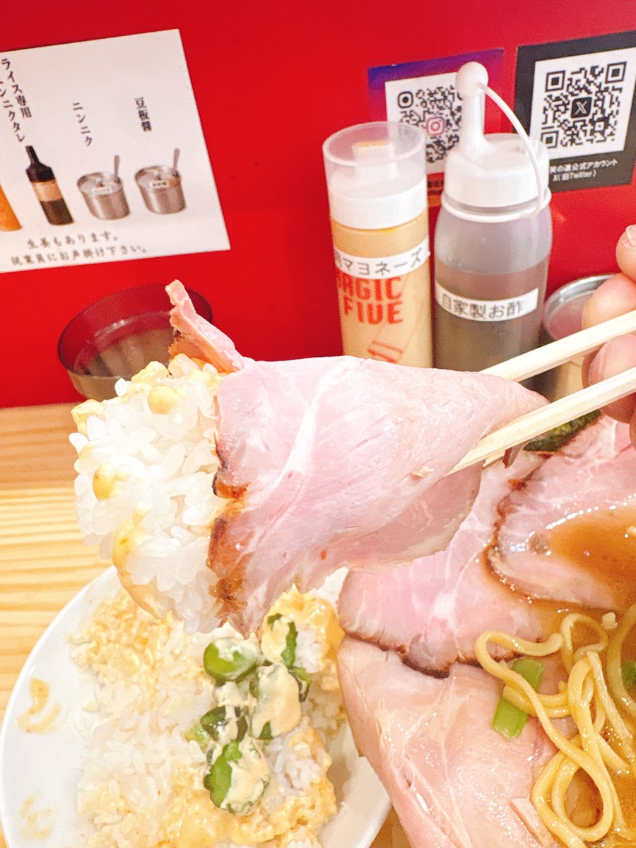 dayson4649's tweet photo. 浅草橋にて、麺家 笑の道🍜上特選ラーメン(大) ➕低温炭火肩ロースチャーシュー❌3➕ほろほろ腕肉❌3➕ライス(大)🍥

今日は🎂㊗️の日なのでお昼に現場近くの、笑(エミ)の道さんへ🦖🐾💨💨
エミネムだけに😂
🥩🥩🥩𝓗𝓪𝓹𝓹𝔂 𝓑𝓲𝓻𝓽𝓱𝓭𝓪𝔂肉祭り仕様🥩🥩🥩
麺柔、油多め🪄　
　
スープは鶏と醬油で喰わせる家系という事で、カエシと鶏のバランスも良くコクが感じられるスープ💯
麺はサッポロメンフーズの特注麺モチモチしててスープとの絡みもバッチリ🫶
4種のチャーシューは、肩ロース、豚バラ、鶏むね、腕肉とどれも絶品でした🥩
🍚ご飯用マヨをかけて🥩で巻き巻きは最高でした🤤
活気溢れる店内で、相変わらずメチャクチャ美味しかったです👑
ご馳走様でした🎵
#麺家笑の道
#麺家たいせい姉妹店
#誕生日