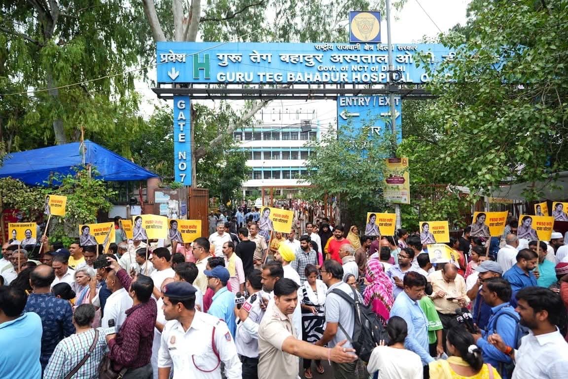 AlkaSharmaAAP's tweet photo. दिल्ली में भाजपा सरकार के ₹650 करोड़ के स्वास्थ्य घोटाले के विरोध में गुरु तेग बहादुर अस्पताल के बाहर आम आदमी पार्टी का शांतिपूर्ण प्रदर्शन। @ArvindKejriwal @AAPDelhi @Saurabh_MLAgk https://t.co/1B4RyxSc6t