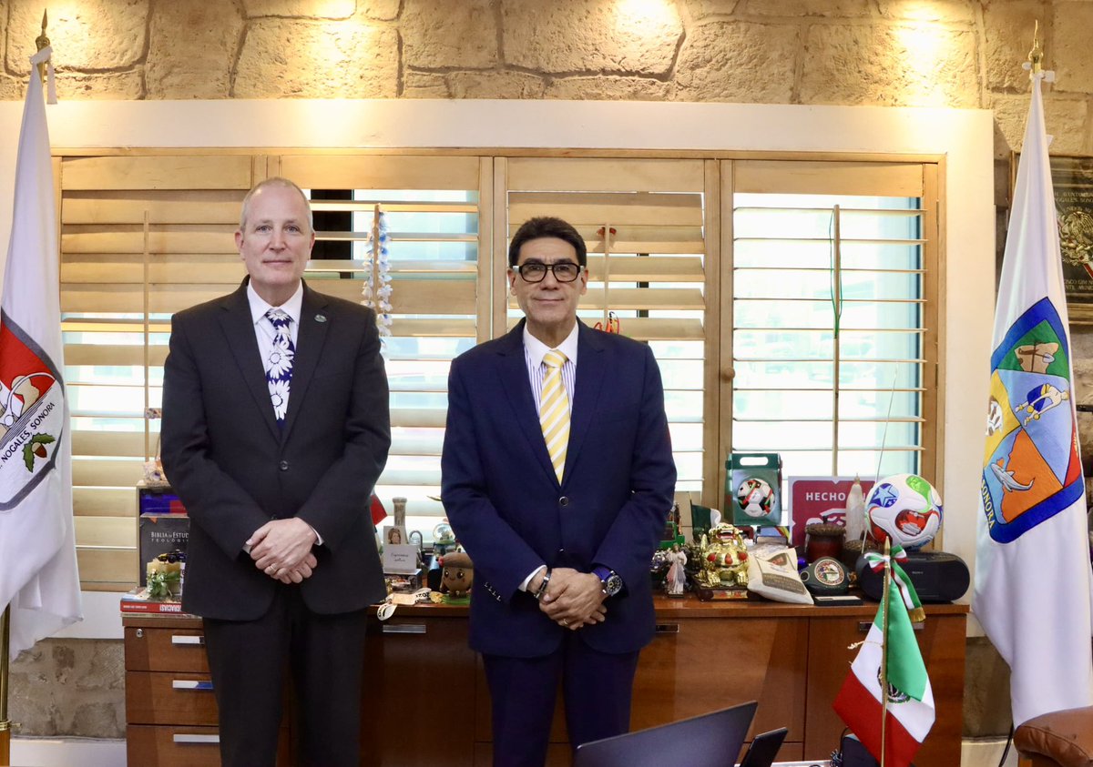 USCGNogales's tweet photo. Nuestro nuevo Cónsul General de los Estados Unidos en Nogales, Sonora, Eric Cohan, marcó el inicio oficial de su gestión con una productiva reunión con el Presidente Municipal de Nogales, Juan Gim. 🇺🇸🇲🇽

Durante este primer encuentro, ambos líderes dialogaron sobre las prioridades compartidas para la región binacional, destacando el compromiso de trabajar coordinadamente en materia de seguridad, desarrollo económico, y la gestión del agua transfronteriza  en Ambos Nogales y profundizar los lazos culturales que definen a nuestra frontera.  

Con esta reunión se reafirma la sólida alianza y la voluntad de seguir estrechando los lazos de cooperación y prosperidad en ambos lados de la frontera. 🤝