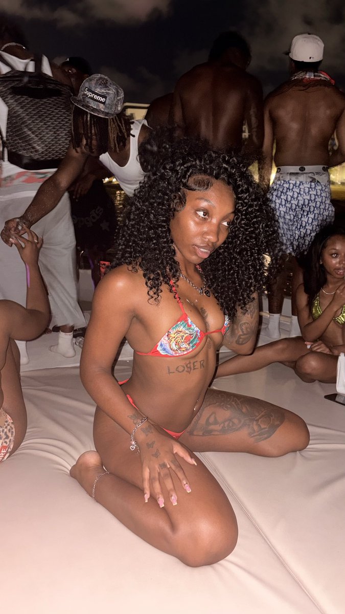 therealmoni2x's tweet photo. we in miami turning up another yacht 🌴💞 https://t.co/Bz18EuHX4h