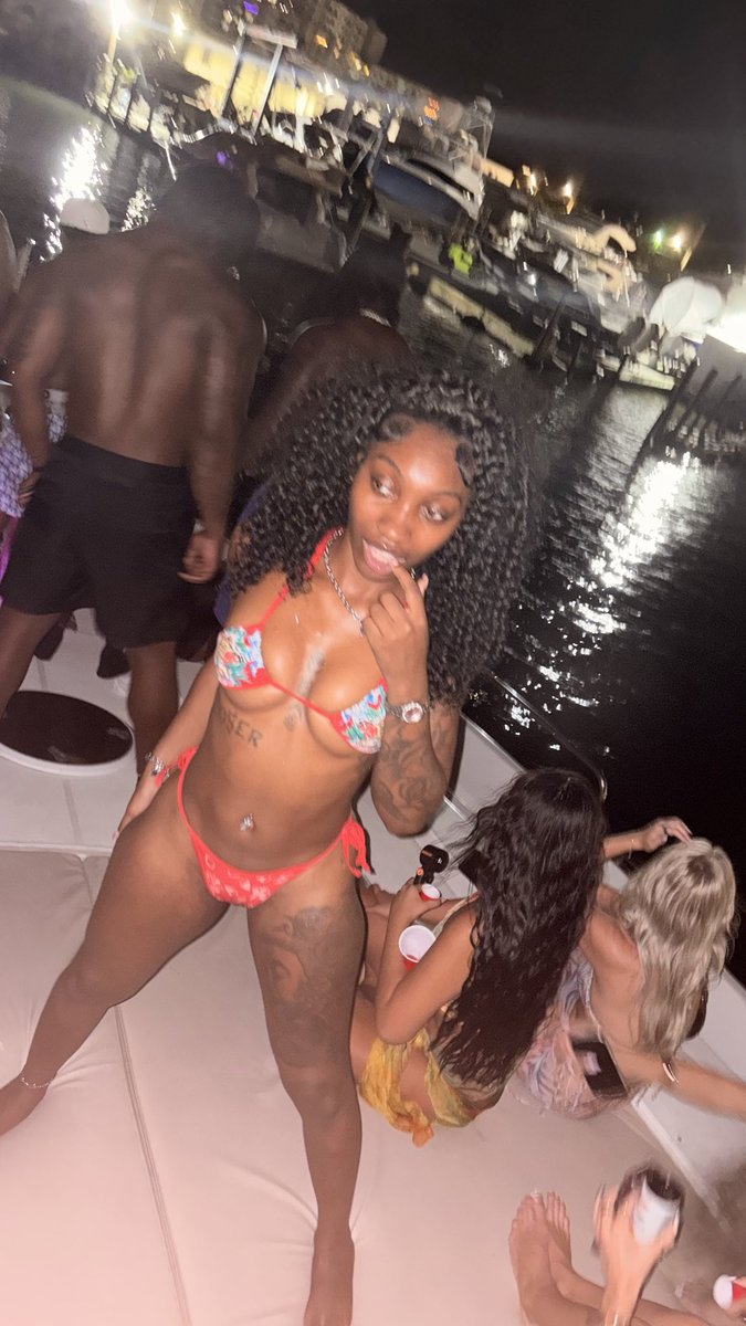 therealmoni2x's tweet photo. we in miami turning up another yacht 🌴💞 https://t.co/Bz18EuHX4h