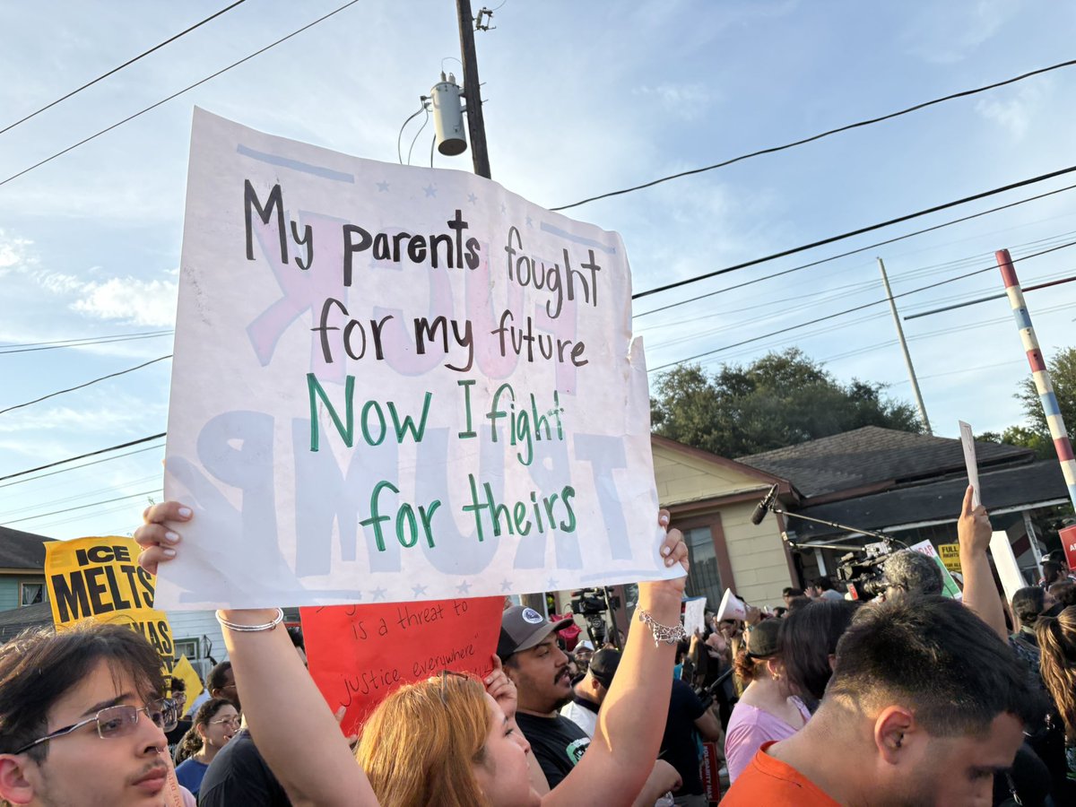OurEsquina's tweet photo. Houston rallied tonight in the East End to protest against ICE after ICE shot Mexican Lorenzo Salgado Araujo to death on Wednesday. https://t.co/3xG6Ycxs1f