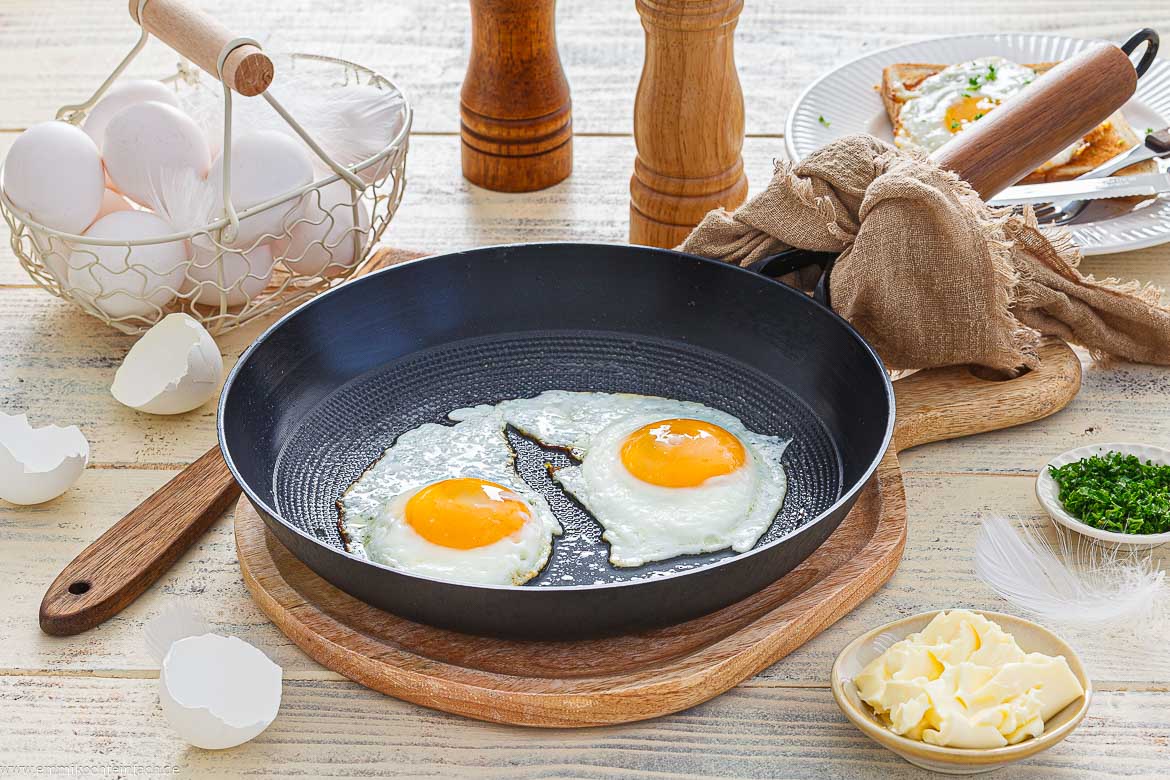 gdr115's tweet photo. @kitchenDIY_ Was hast du denn für einen seltsame Oma gehabt? Sieht eher nach Hundefutter aus, statt Spiegelei. Du Ei.😱😱🤢 https://t.co/L8CGx43DE4