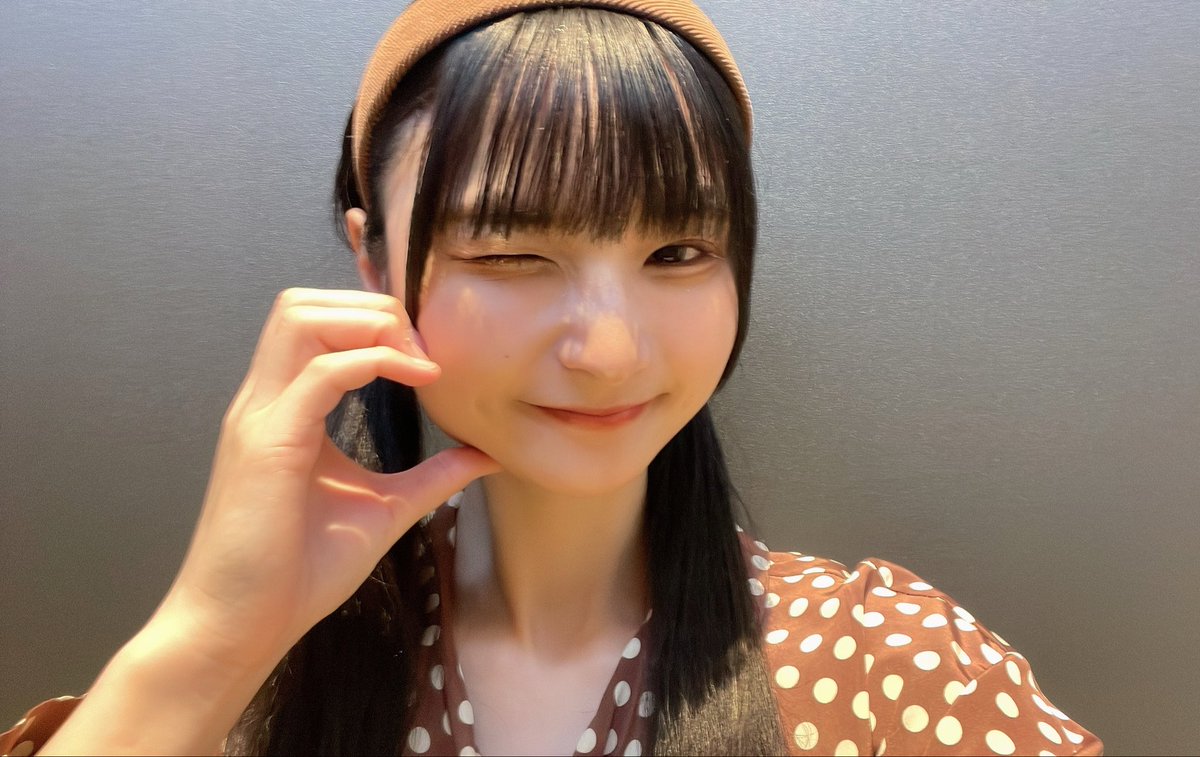 MashiroRisa's tweet photo. こんにちは〜✨
そろそろ暑くなってきたね〜🫠
この日は茶色のお気に入りのお洋服着てたの！🤎
久々にウインクもどうぞ！😉 https://t.co/m06jyfVTjU
