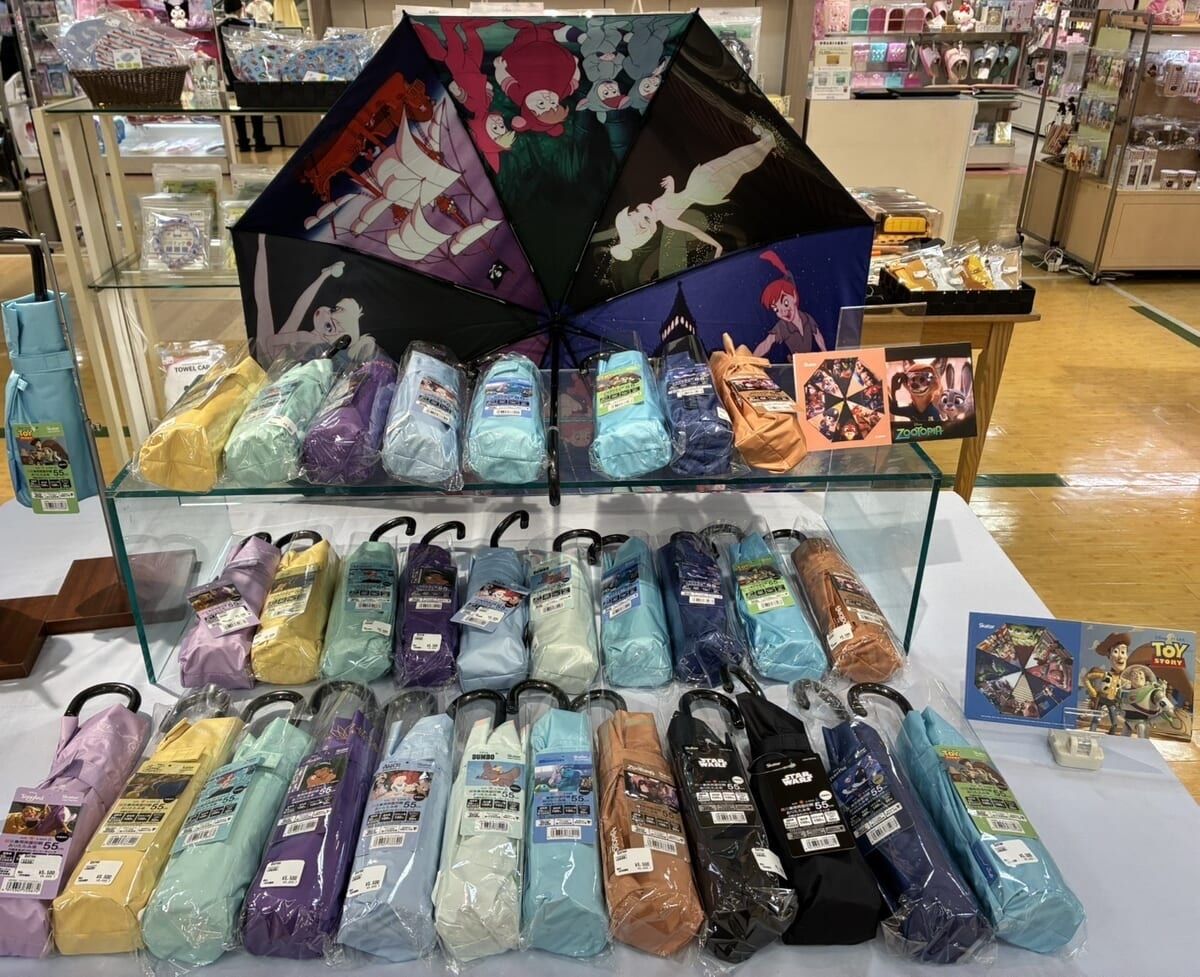 DtimesJP's tweet photo. ディズニーキャラクターのお弁当箱やレイングッズが大集合！
伊勢丹浦和店「スケーター期間限定ショップ」
7月14日まで6階で開催中☆
詳細→https://t.co/efAT13t9OU https://t.co/2LU7QCspwC