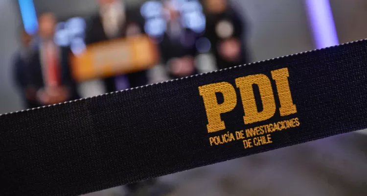 PiensaPrensa's tweet photo. Región de La Araucanía. Fiscalía investiga muerte de funcionaria de la Policía de Investigaciones (PDI) al interior de una unidad en Villarrica. 

De acuerdo con información, el hecho tuvo lugar en una unidad de la Brigada de Investigación Criminal (Bicrim) de la comuna en cuestión.

Las diligencias preliminares señalan que la mujer se habría quitado la vida esta tarde tras dispararse.

Desde la PDI indicaron que por el momento no entregarían mayores detalles sobre el lamentable hecho.

No obstante, es probable que se inicie una investigación interna por lo ocurrido.