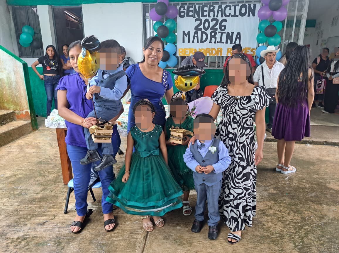 INDEPISLP's tweet photo. 🎓✨ La maestra Bernarda Reyes Hernández titular de Indepi, participó con orgullo como madrina de generación de Preesolar y Primaria de la comunidad deTequilillo, Tamazunchale.  ¡Muchas felicidades! 🎉👏 
#PotosíSinLímites 
#ElCambioQueSeVive 
#RicardoGallardo
 #Indepi 
@RGC_Mx https://t.co/UFOJTFWH6V