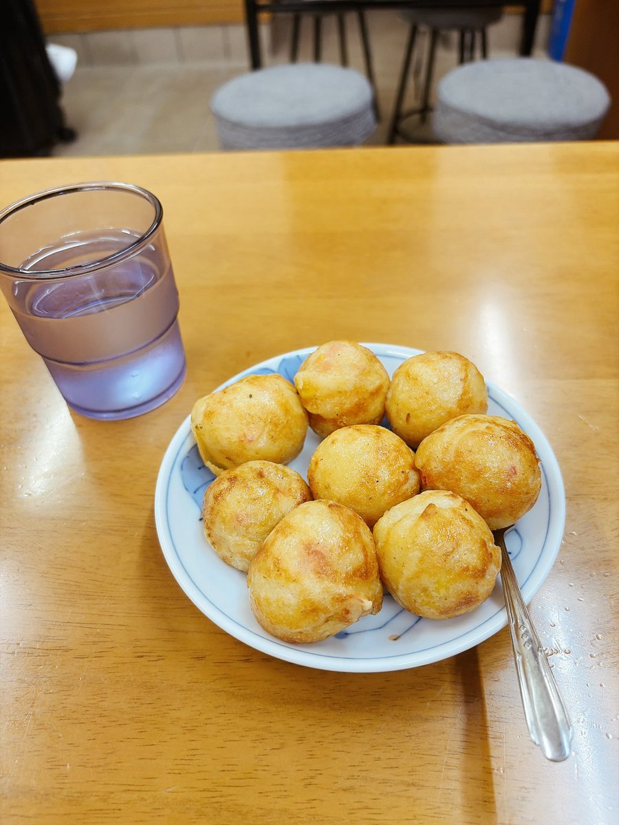 gerarduhe's tweet photo. 昨日行った天満のたこ焼き屋さん外カリ中ふわで美味しかったなぁ
ソースつけんでもうまいし、
メニューがいい感じに昔で最高 https://t.co/O9OgobJF1G