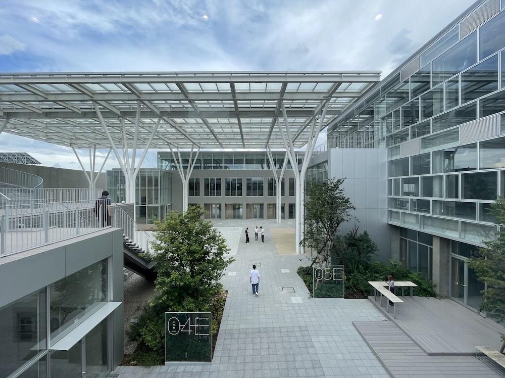tecture1's tweet photo. 【2026年建築学会賞、受賞作を読む】
金沢美術工芸大学｜SALHAUS、カワグチテイ建築計画、仲建築設計スタジオ

設計したのは、3つの事務所。
SALHAUS・カワグチテイ建築計画・仲建築設計スタジオが、
守備範囲を複雑に相互乗り入れしながら協働した。

2023年に移転した新キャンパスは分棟形式。
中心を貫くアートプロムナードは地域住民にも開かれた交流の場であり、校舎に囲まれた創作の庭は制作に没入するための閉じた空間だ。各所に設けたアートコモンズでは、通りがかりに他専攻の展示や講評会に偶然出会える。「地域に開き、正しく閉じる」、街のようなキャンパス。

▶︎ 設計コンセプトと竣工写真はこちら

https://t.co/eavLxlNKEW

#日本建築学会賞
#TECTUREMAG
@toshiharu_naka 

画像提供：SALHAUS・カワグチテイ建築計画・仲建築設計スタジオ